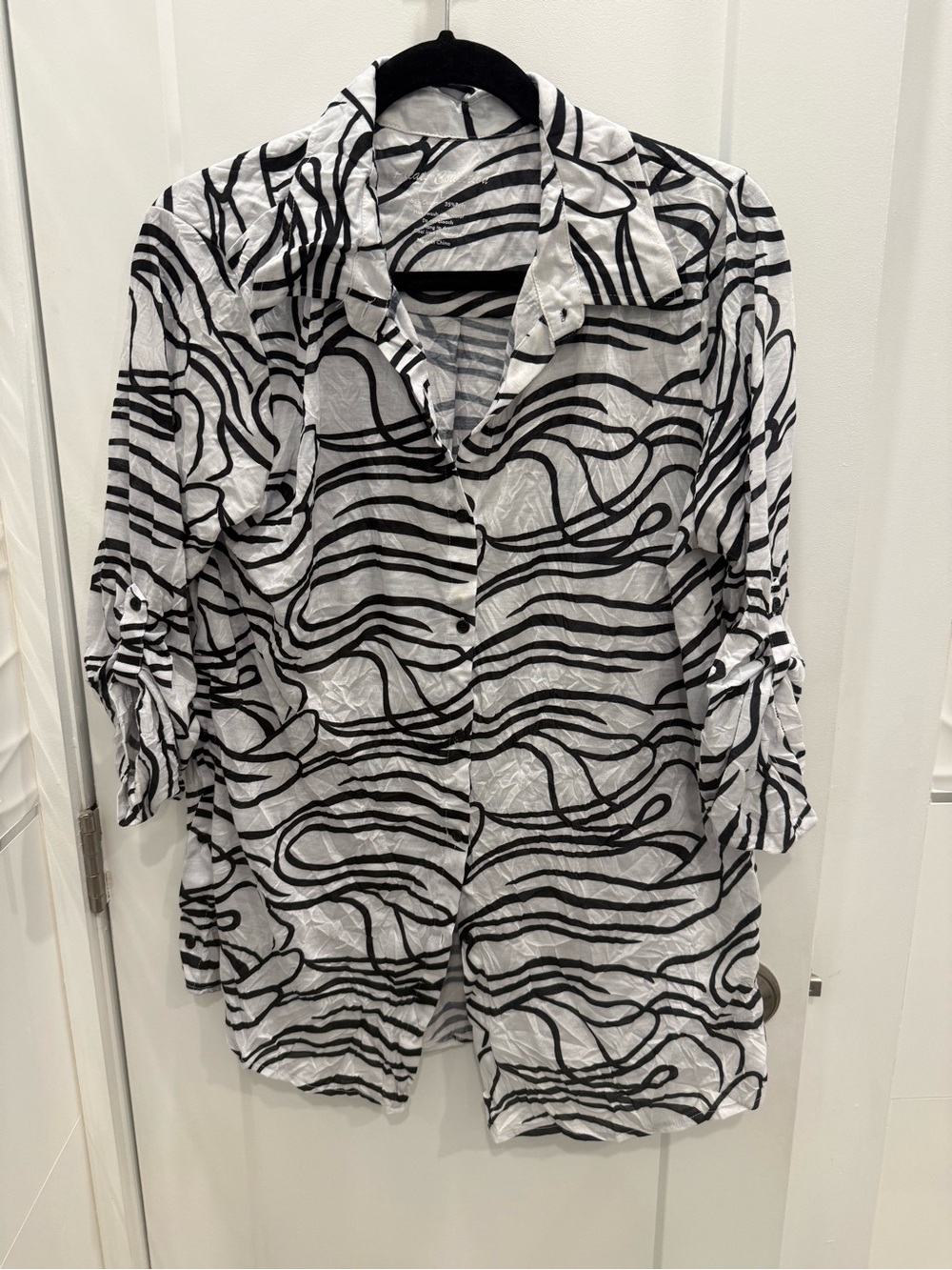 Relaxed Black & White Abstract Wave Tunic